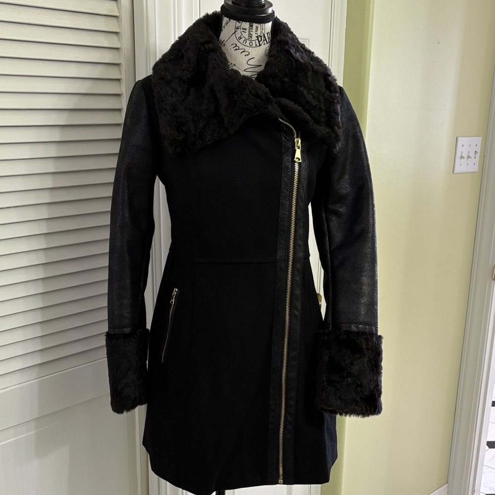 Guess Black Wool Blend Faux Fur coat size small in VGUC